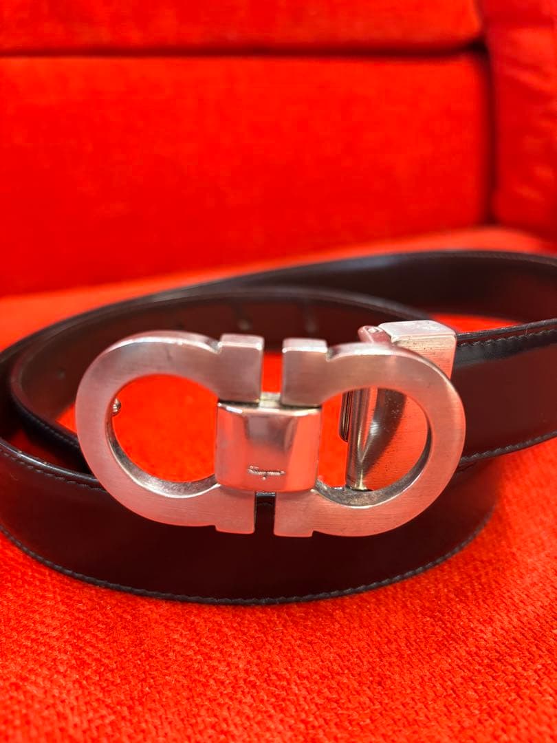 フェラガモリバーシブル 黒レザー ベルト シルバー バックル