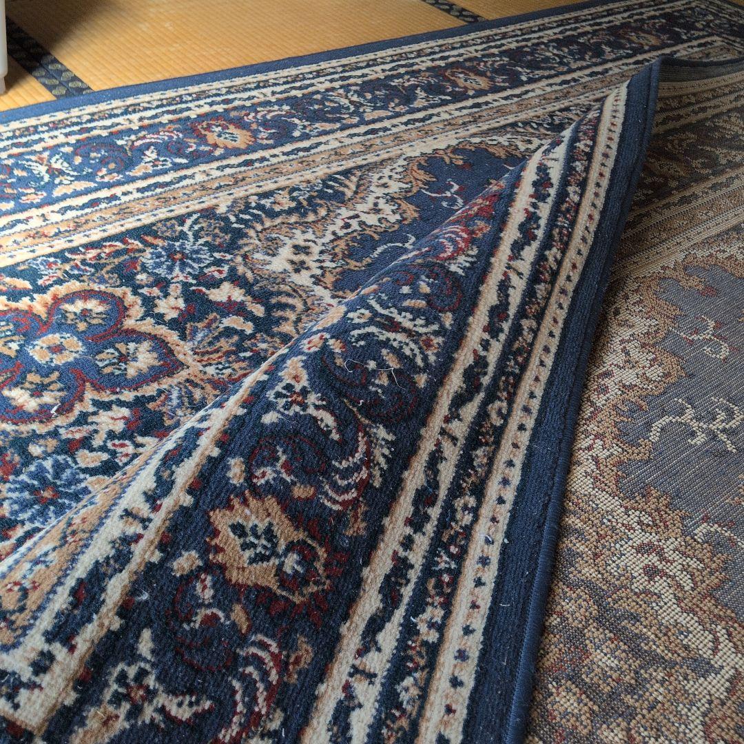 ペルシャ絨毯風のラグ