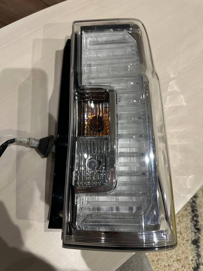 ダイハツ　タントカスタム　右テール