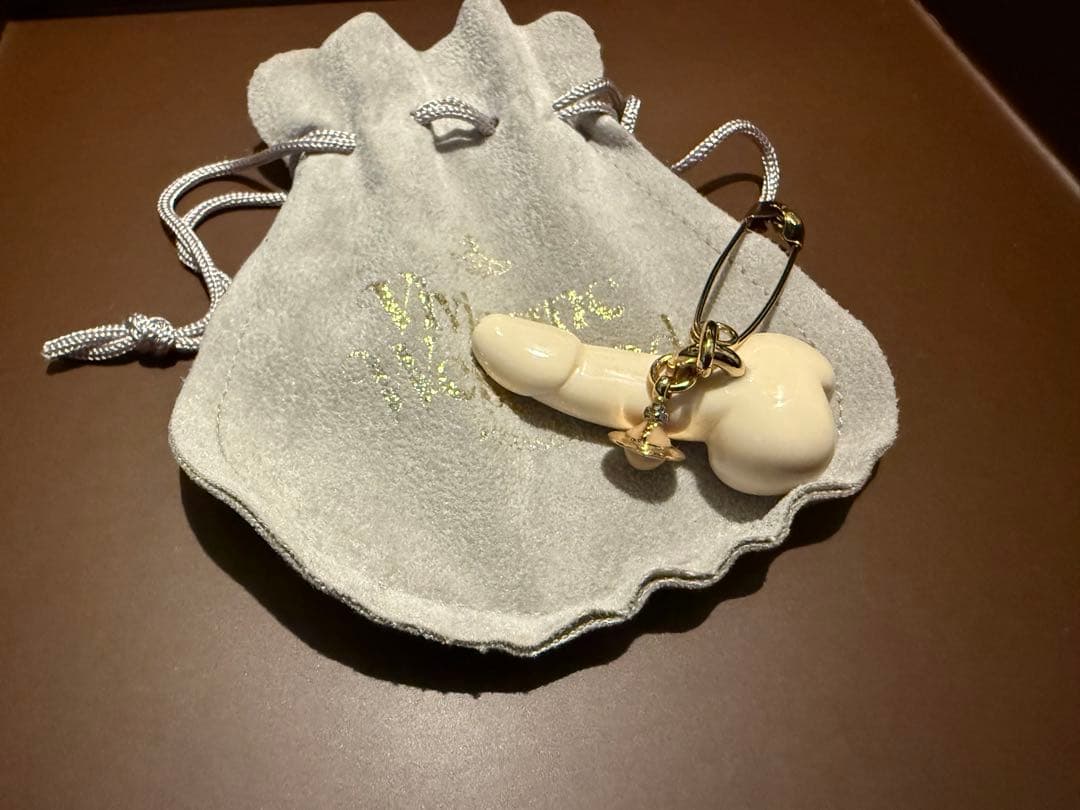 vivienne westwood ペニス オーブ ピンズ ブローチ