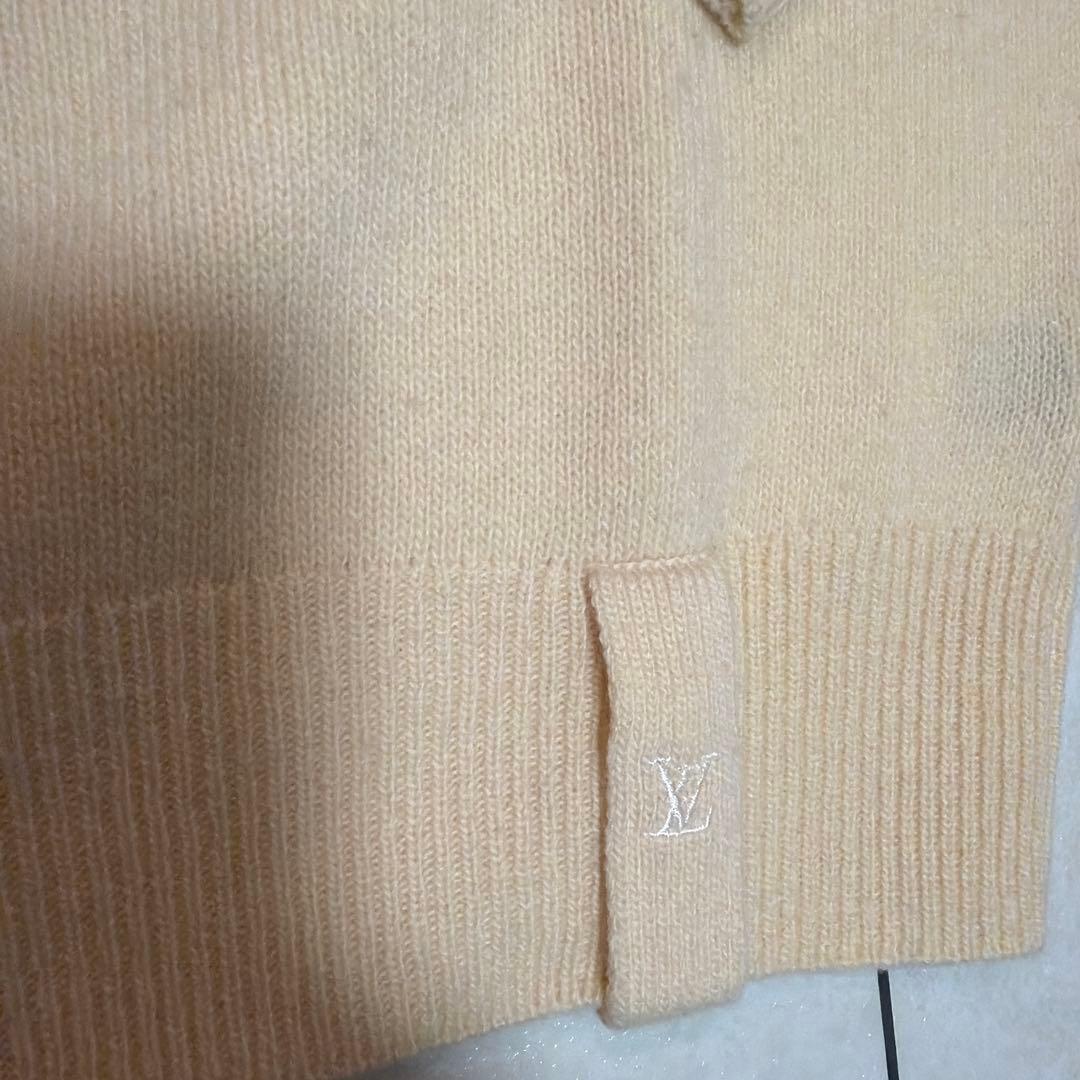 LOUIS VUITTON クリーム色 Vネックセーター