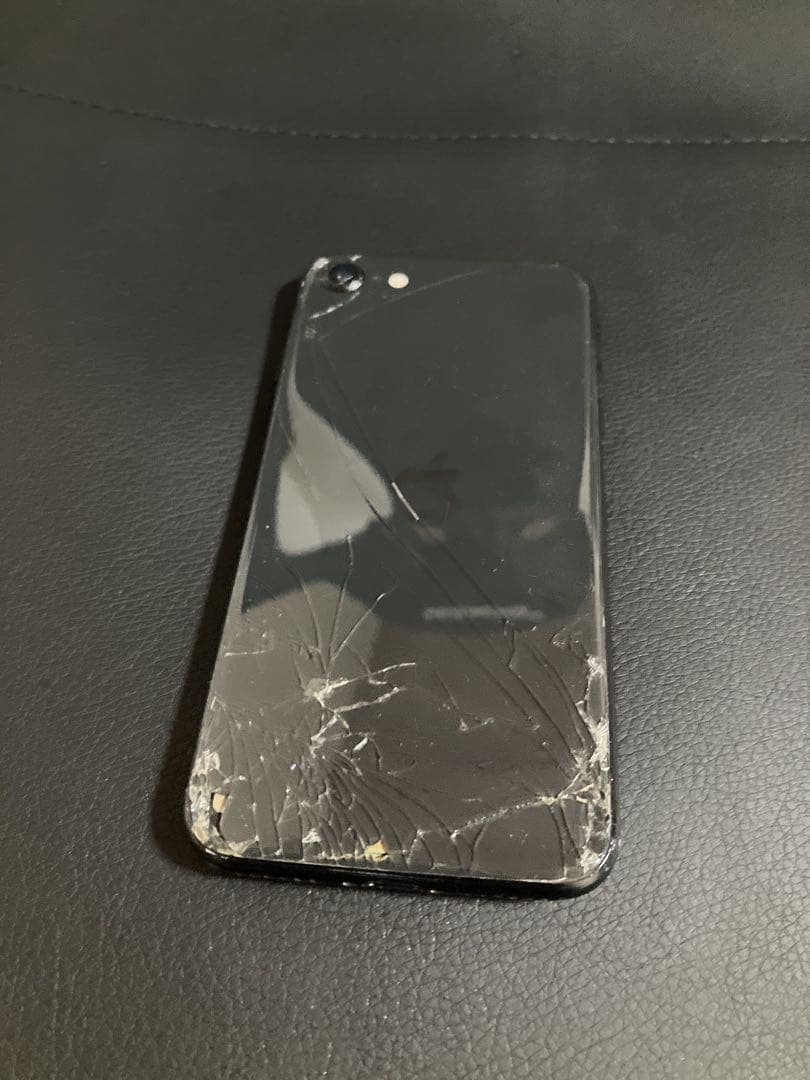 iPhone 画面・背面にひびあり