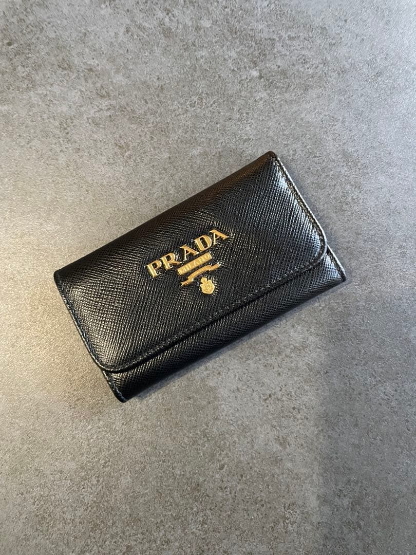 miiiiiiik 　PRADA ブラック サフィアーノレザー キーケース