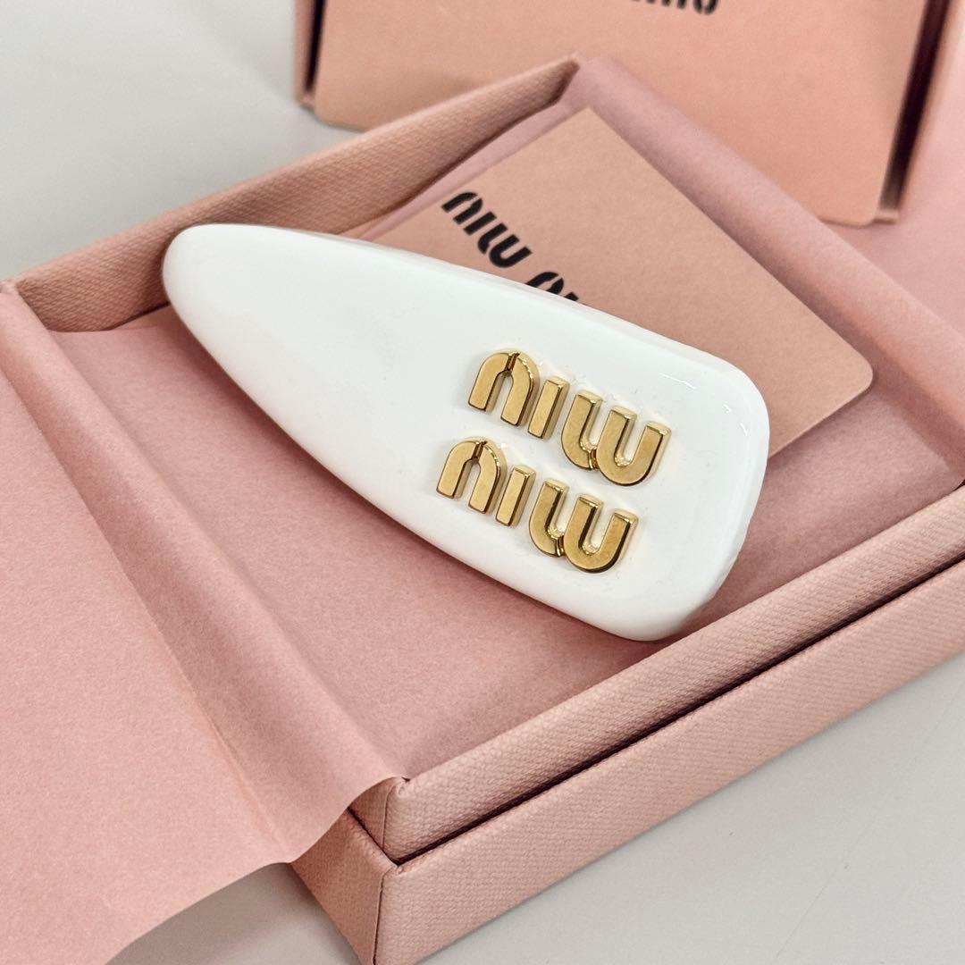 美品　miumiu パテントレザーヘアクリップ　ヘアピン　ホワイト