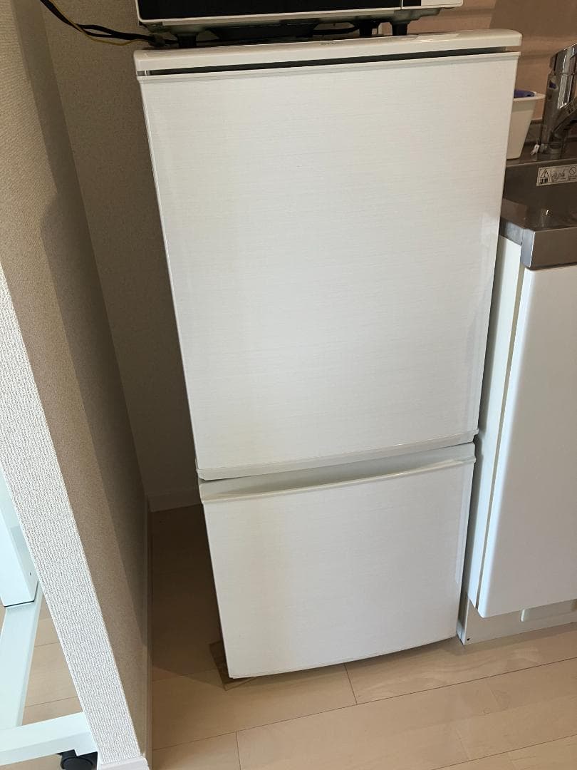 SHARP 2ドア冷蔵庫 137L どっちもドア 静音設計 耐熱トップテーブル