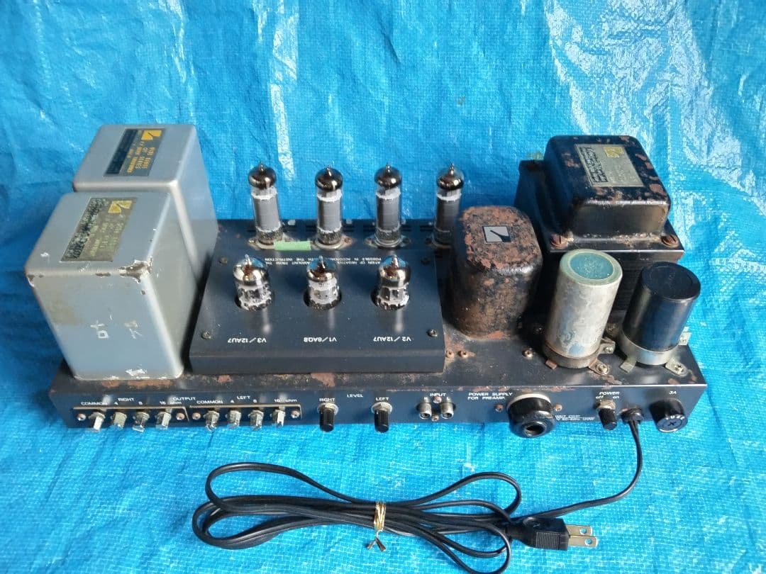 ラックス真空管メインアンプA2500　中古動作品の出品です。