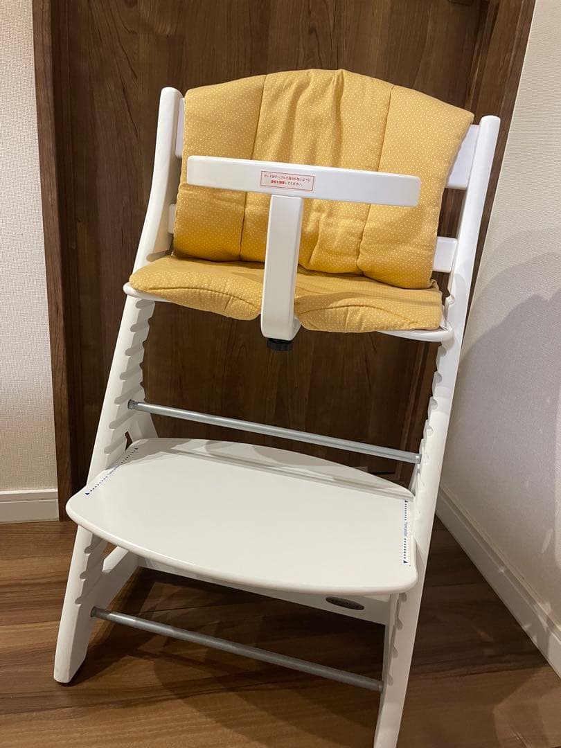 美品✨大和屋 すくすくチェア　ベビーチェア　白　 純正クッション・ガード付き