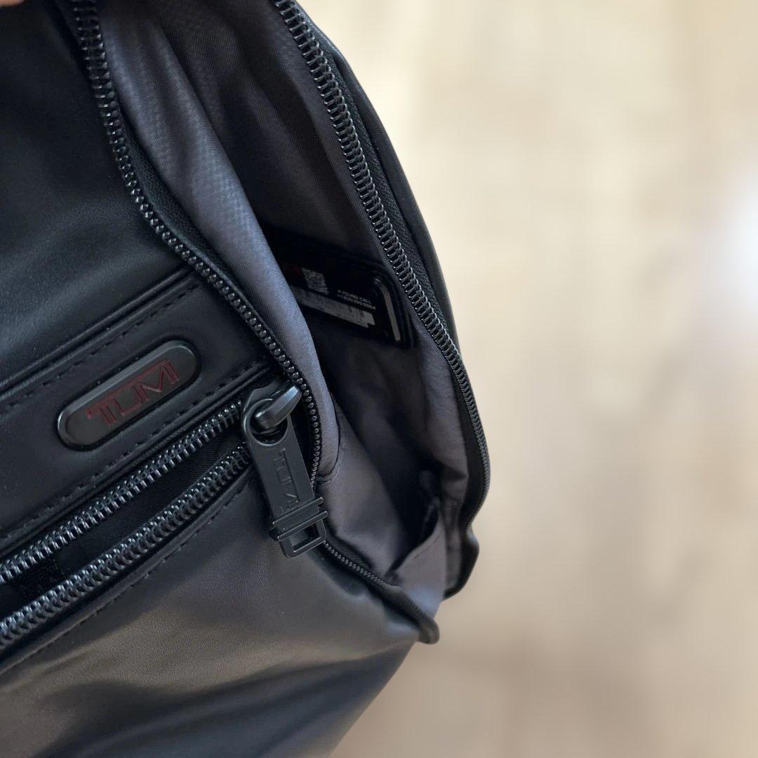 TUMI 96303214D0黒 レザー スリングバッグ