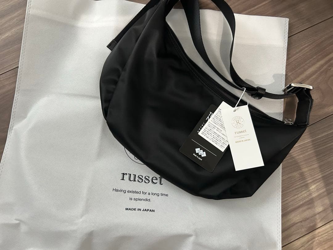 ☆新品未使用☆russet ナイロンラウンドショルダーバッグ　ブラック