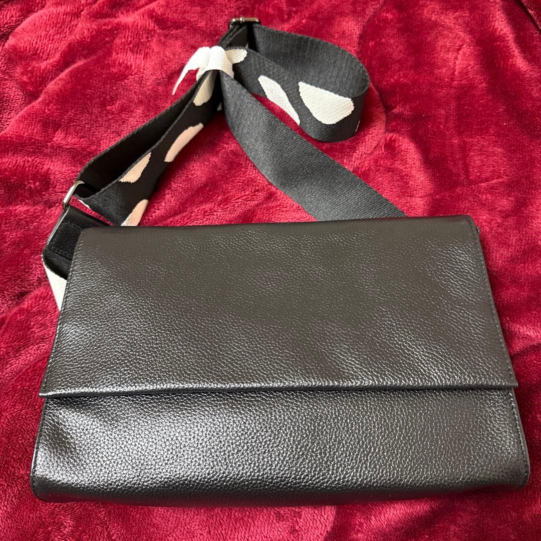 イアハピヨネ　《本革/軽量470g》柄ワイドテープショルダーバッグ/ボディバッグ