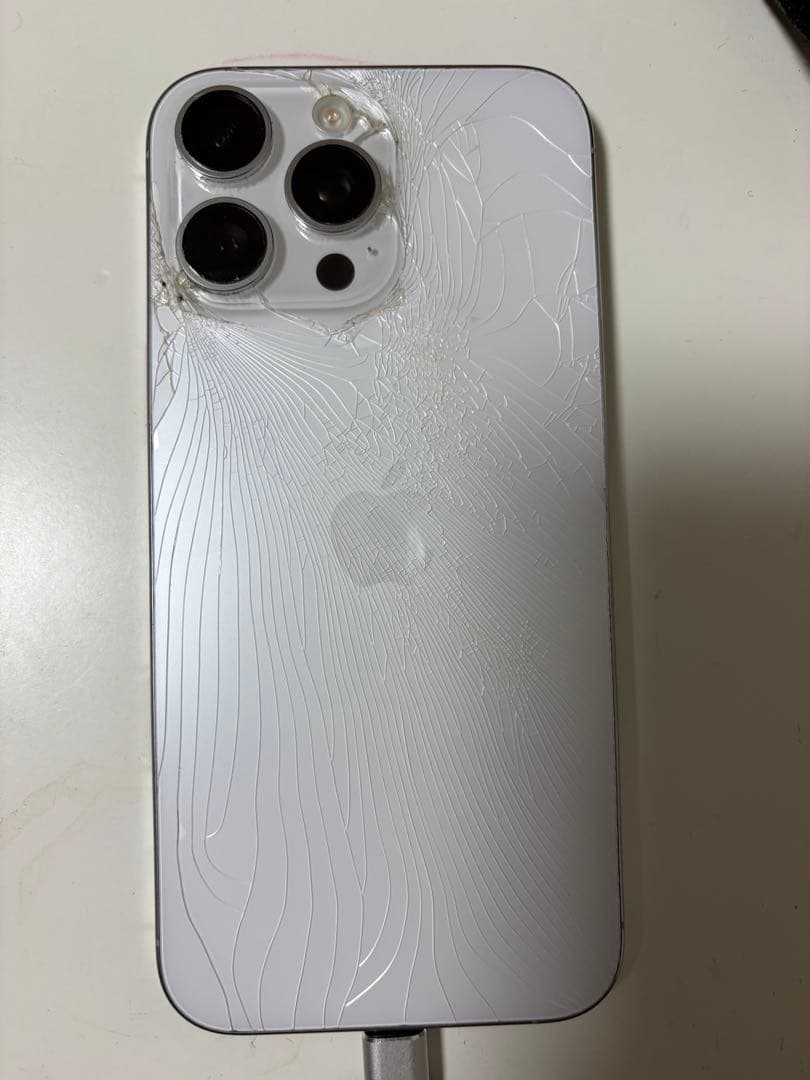 iphone16 pro max 背面割れ、画面キズ