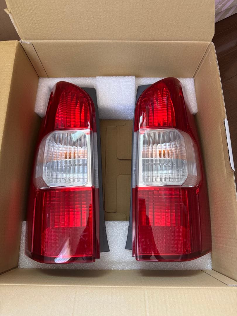 プロボックス　純正テールランプ　新品取り外し品