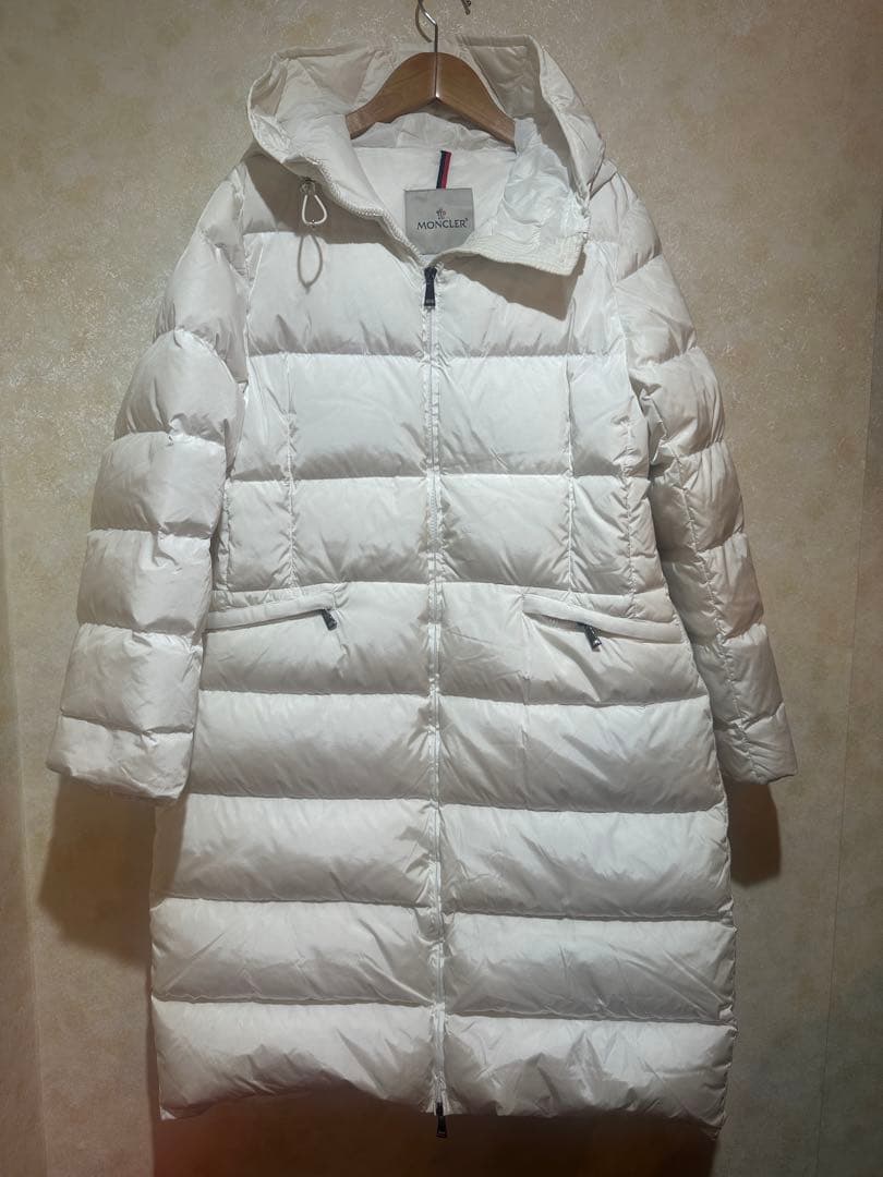 モンクレール白ロングダウンコート