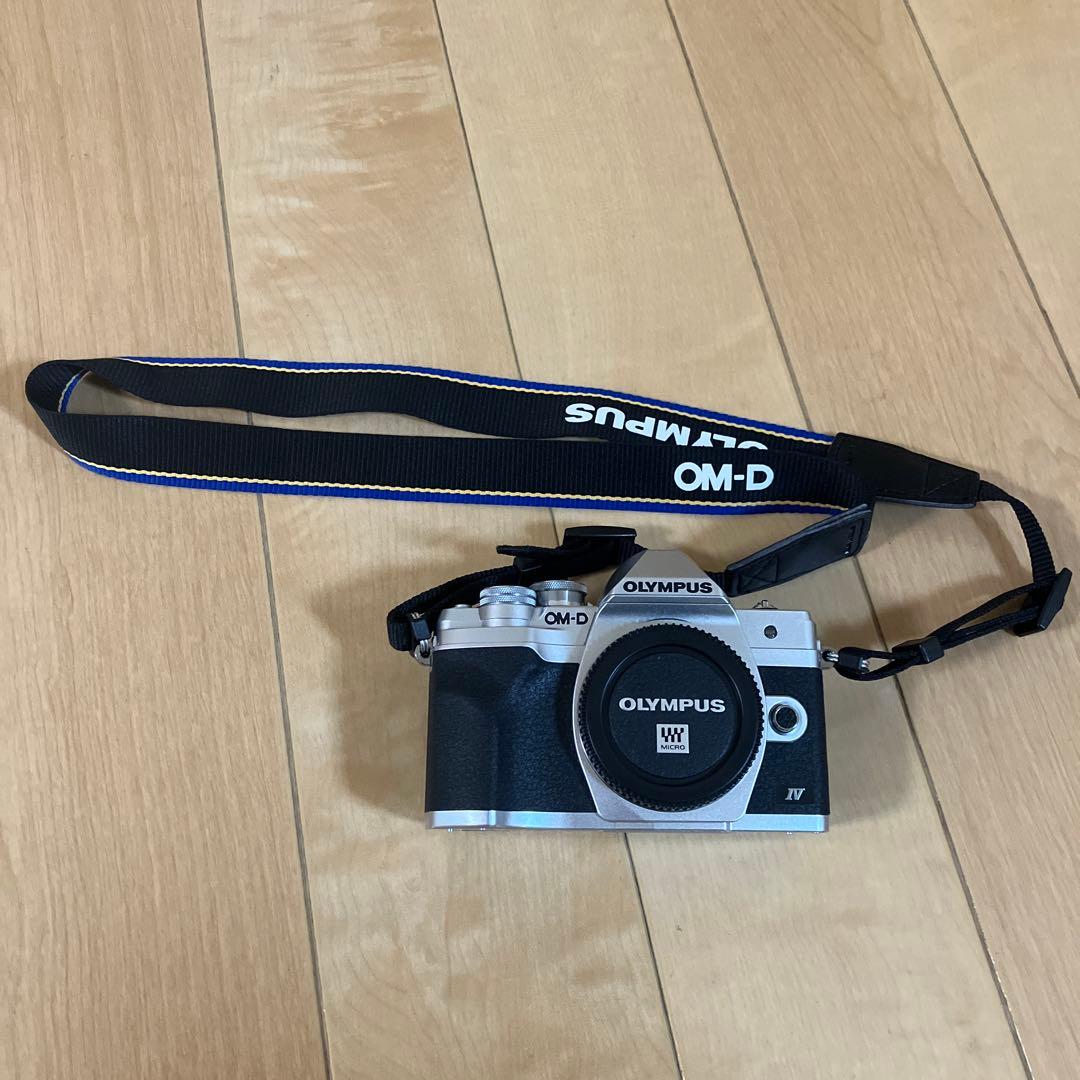 オリンパスOM-D E-M10 Mark Ⅳ シルバー　ダブルズームキット