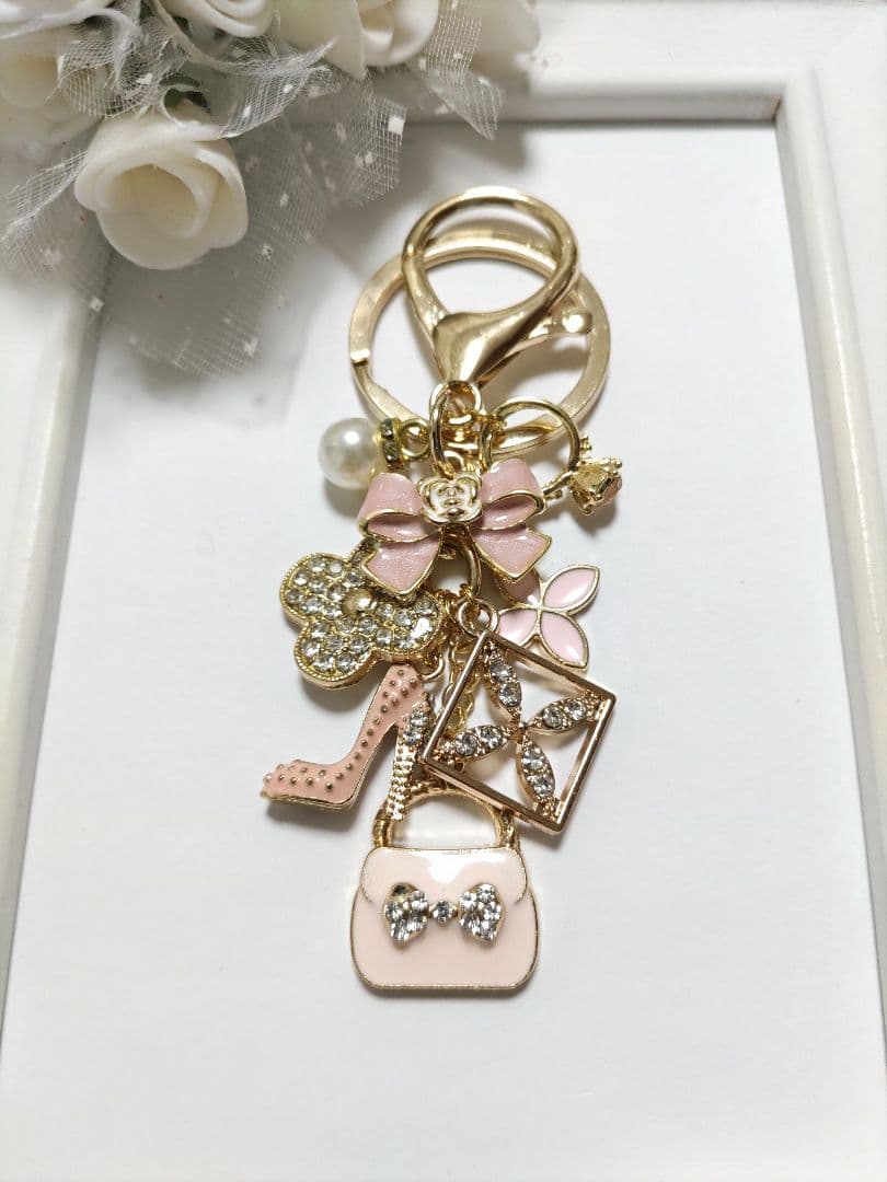 ハンドメイドチャーム　バッグチャーム　カメリア　ミニバッグ　タッセル　黒ピンク