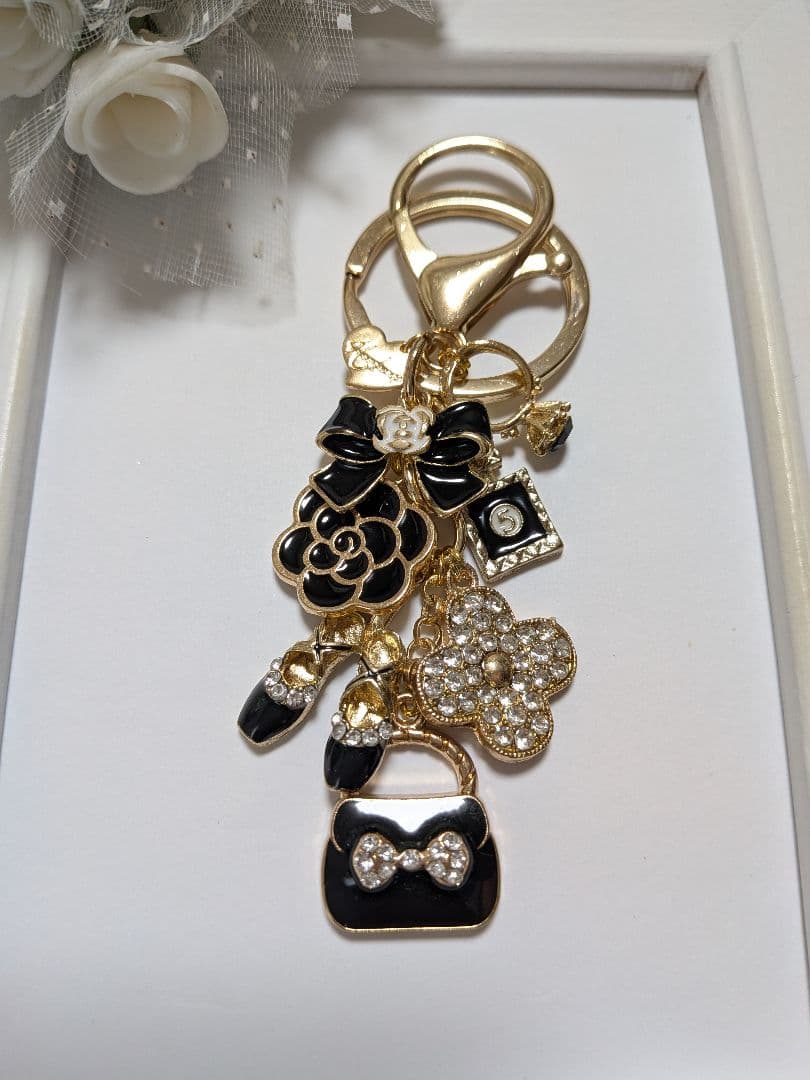 ハンドメイドチャーム　バッグチャーム　カメリア　ミニバッグ　タッセル　黒ピンク