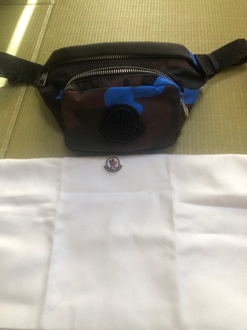 MONCLER カモフラージュ ボディバッグ