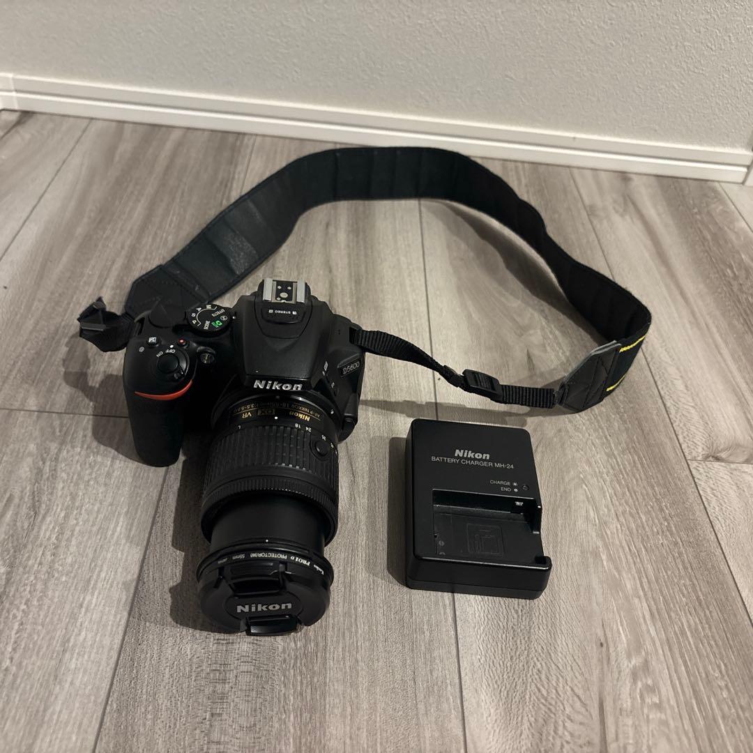 Nikon d5600デジタル一眼レフカメラ 本体とバッテリー充電器
