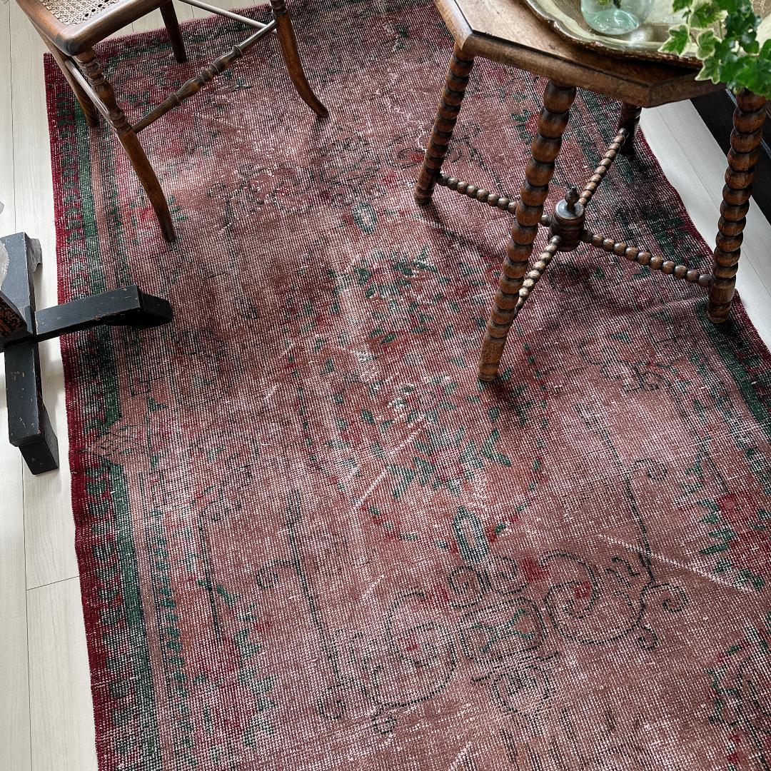 トルコヴィンテージラグA54 レア ブラウン オーバーダイラグ レッド グリーン