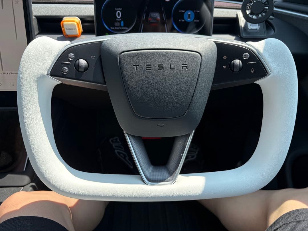 ほぼ新品/未使用テスラ モデル3 ハイランド用 ヨークハンドル(ヒータ付き)