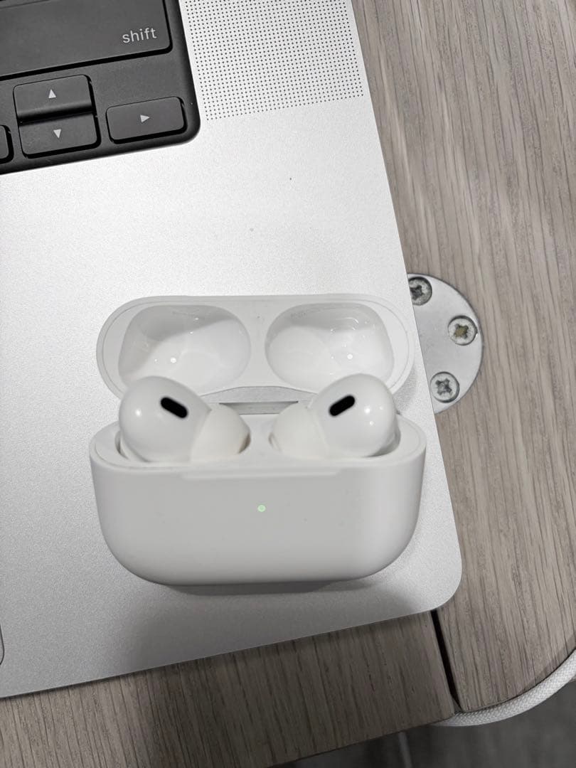 AirPods Pro 2 本体と充電ケース(Lightning)