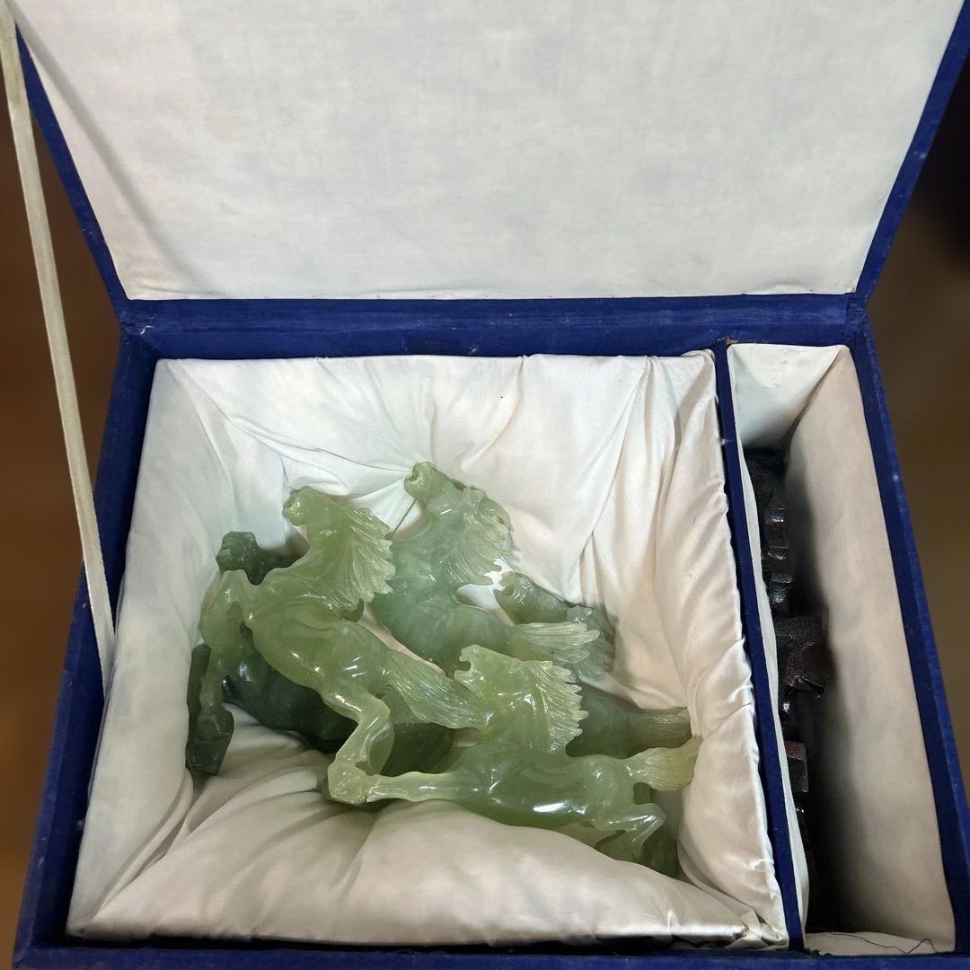 翡翠 馬の彫刻 木製台座，紺色の入れ物付き