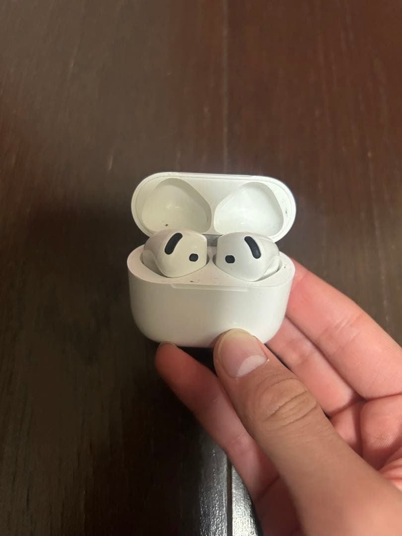AirPods 4 ケース付き