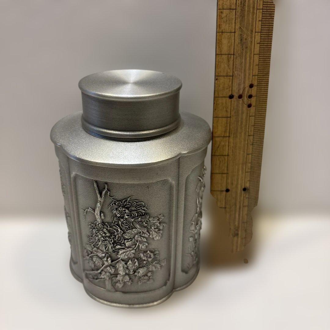 銀色の金属製収納容器