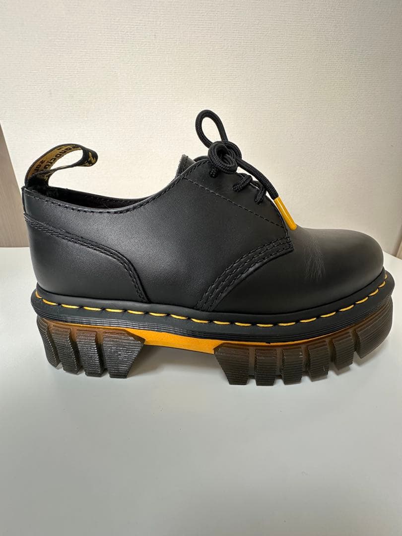 Dr. Martens ブラックレザー厚底シューズ
