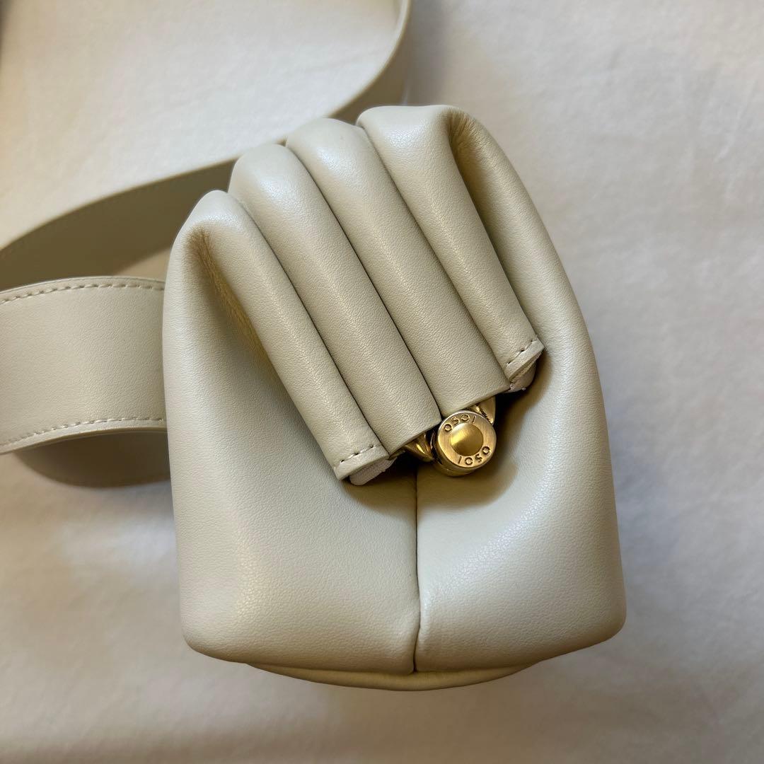 【美品】OSOIアイボリー レザー ボディバッグ