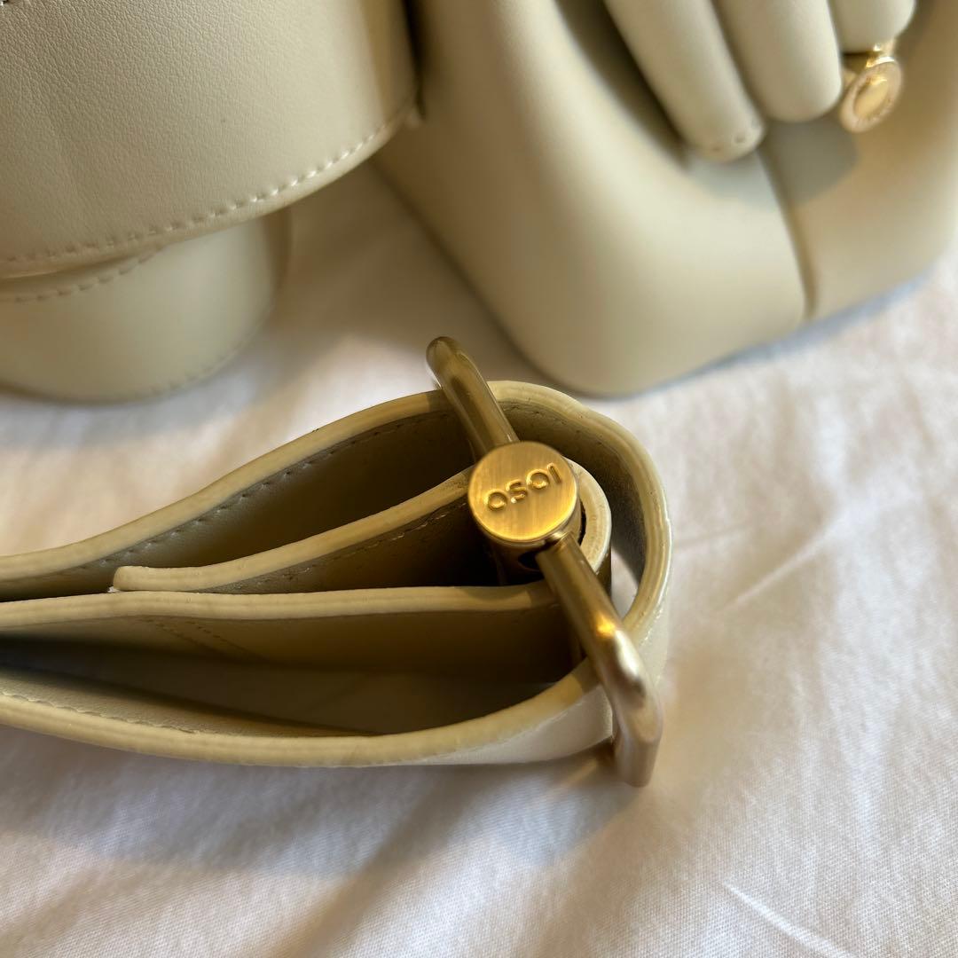 【美品】OSOIアイボリー レザー ボディバッグ