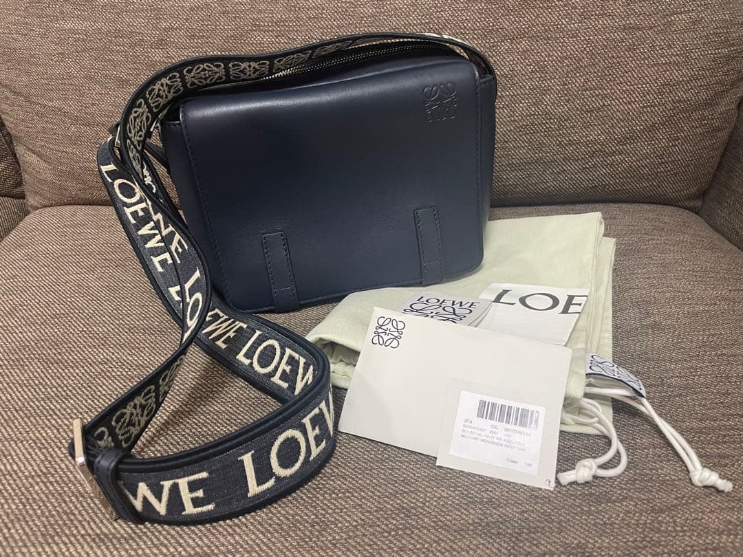 LOEWE ネイビー レザー メッセンジャーバッグ