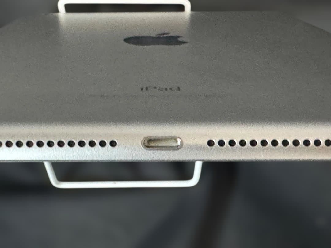 美品 iPad 第6世代 wifiモデル MR7G2J/A A1893