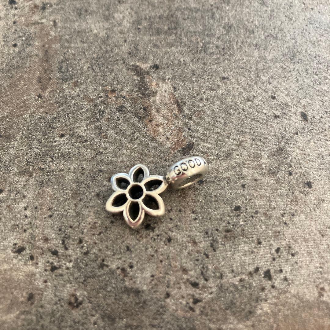 ロゼット ペンダント：Good Art HLYWD