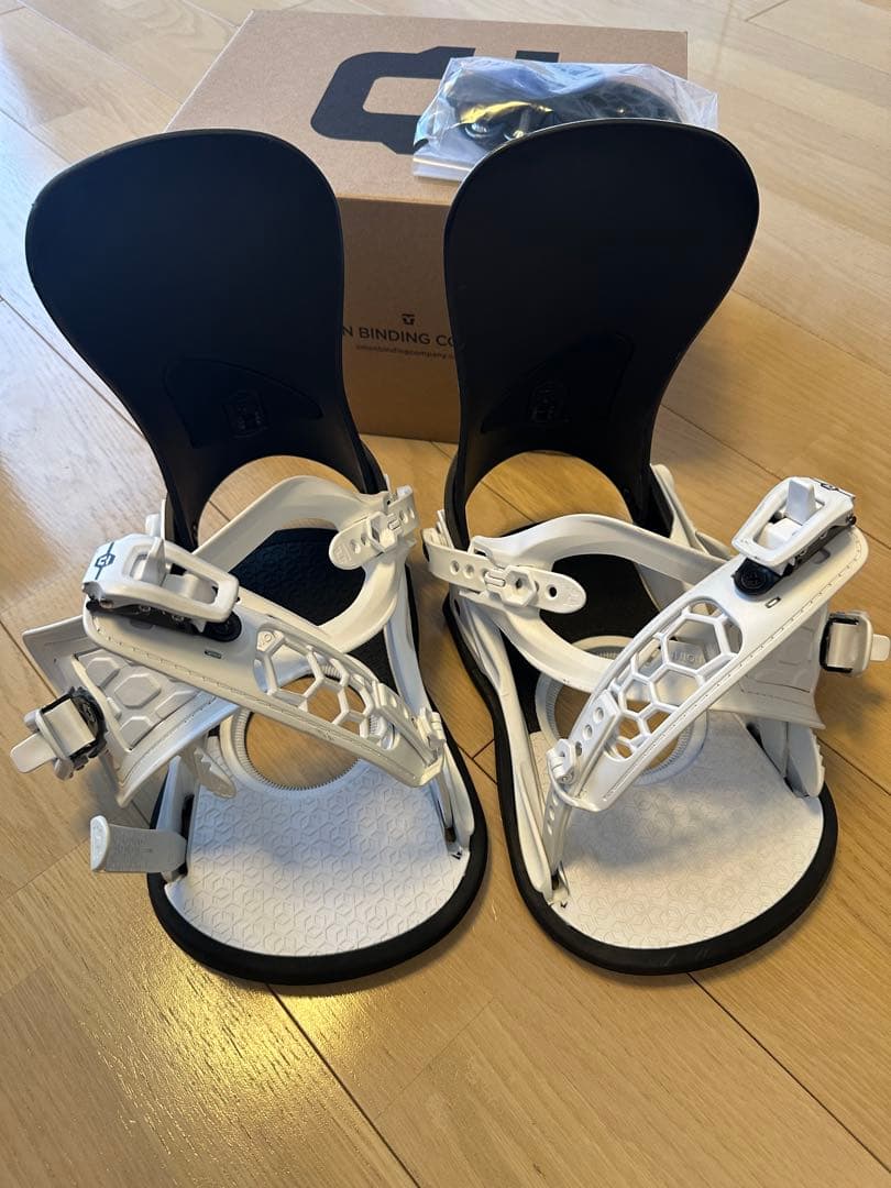 22-23 UNION STRATA ホワイト/ブラック　Mサイズ