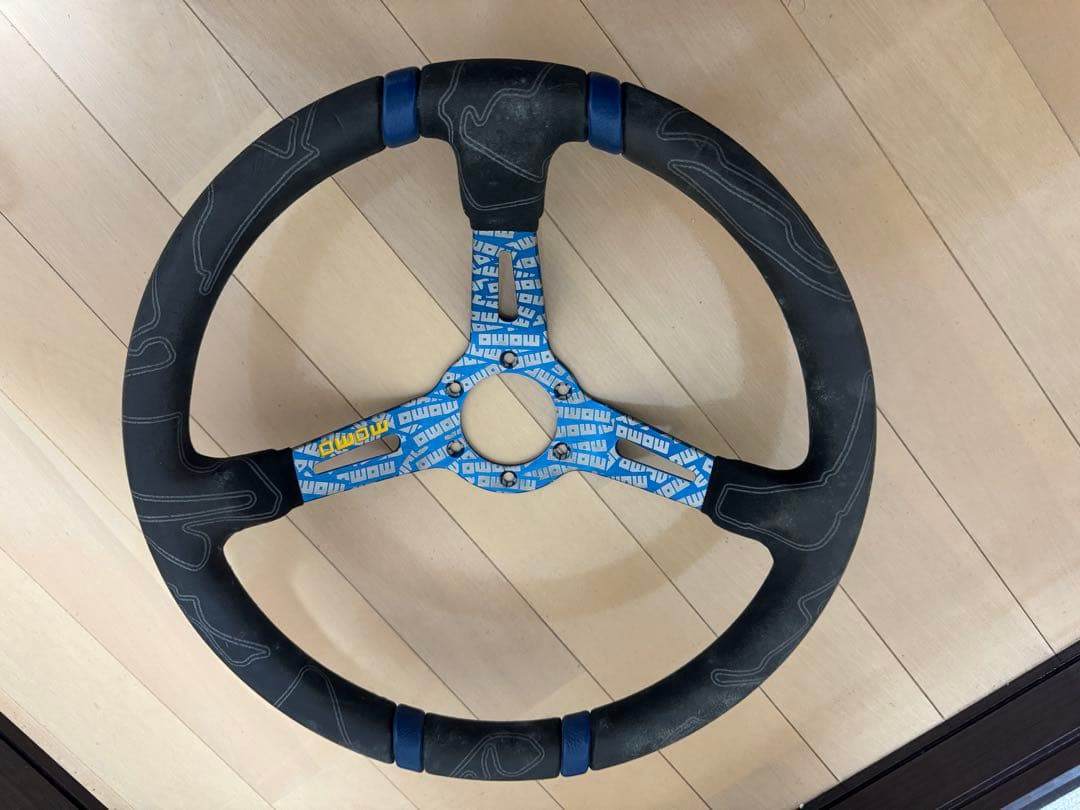 モモ　ウルトラ　ステアリング