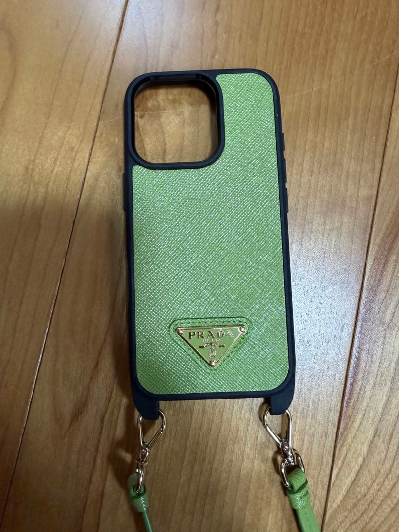PRADA ストラップ付きケース ライトグリーン　iPhone16pro