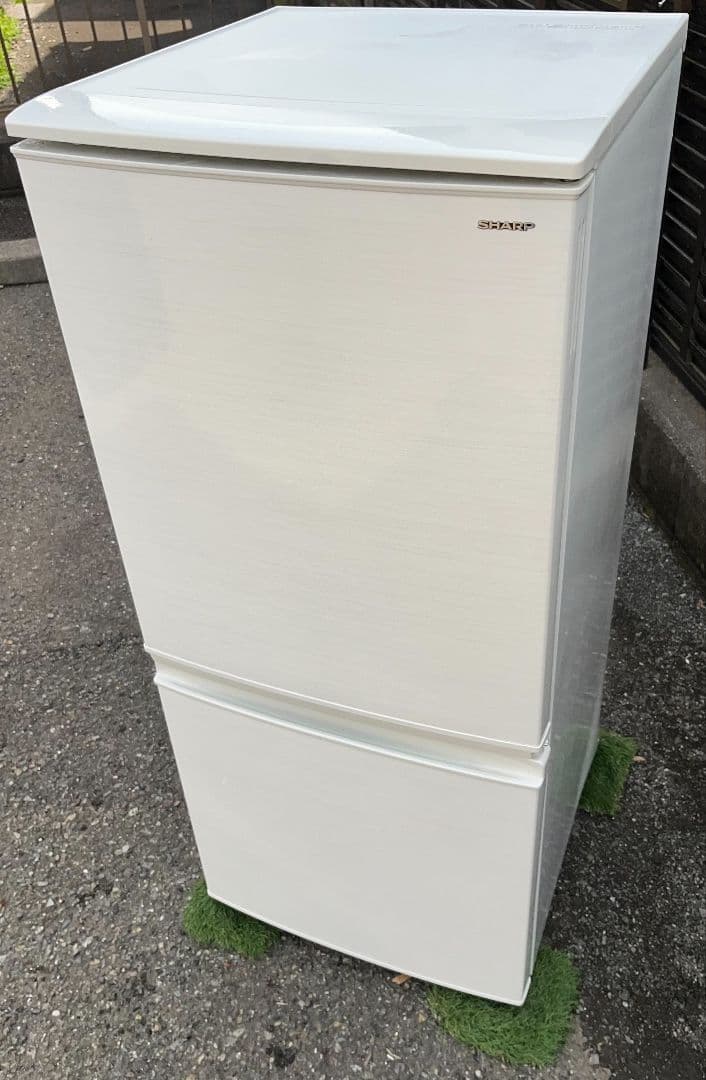 特価シャープ 冷凍冷蔵庫 137L 横縞模様付け替えどっちもドア自動霜取り機能付