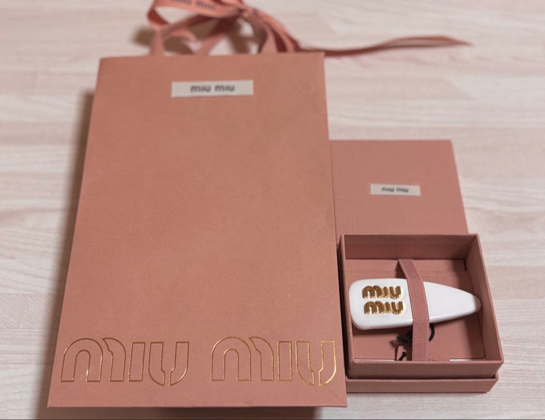 miumiu パテントレザー　ヘアクリップ　ヘアピン 箱、ショッパー付き