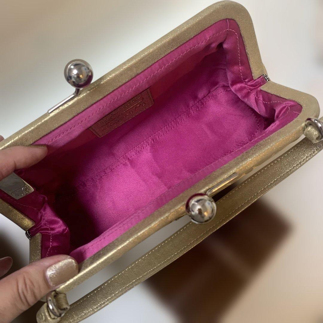 コーチ　ゴールド ロゴ入り がま口ハンドバッグ　和装にもおすすめ