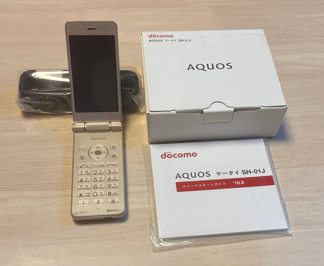 SH-01J AQUOS ケータイ ゴールド　新品