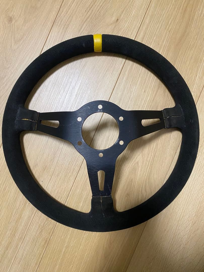 momo スポーツステアリング 3スポーク 黒/黄色