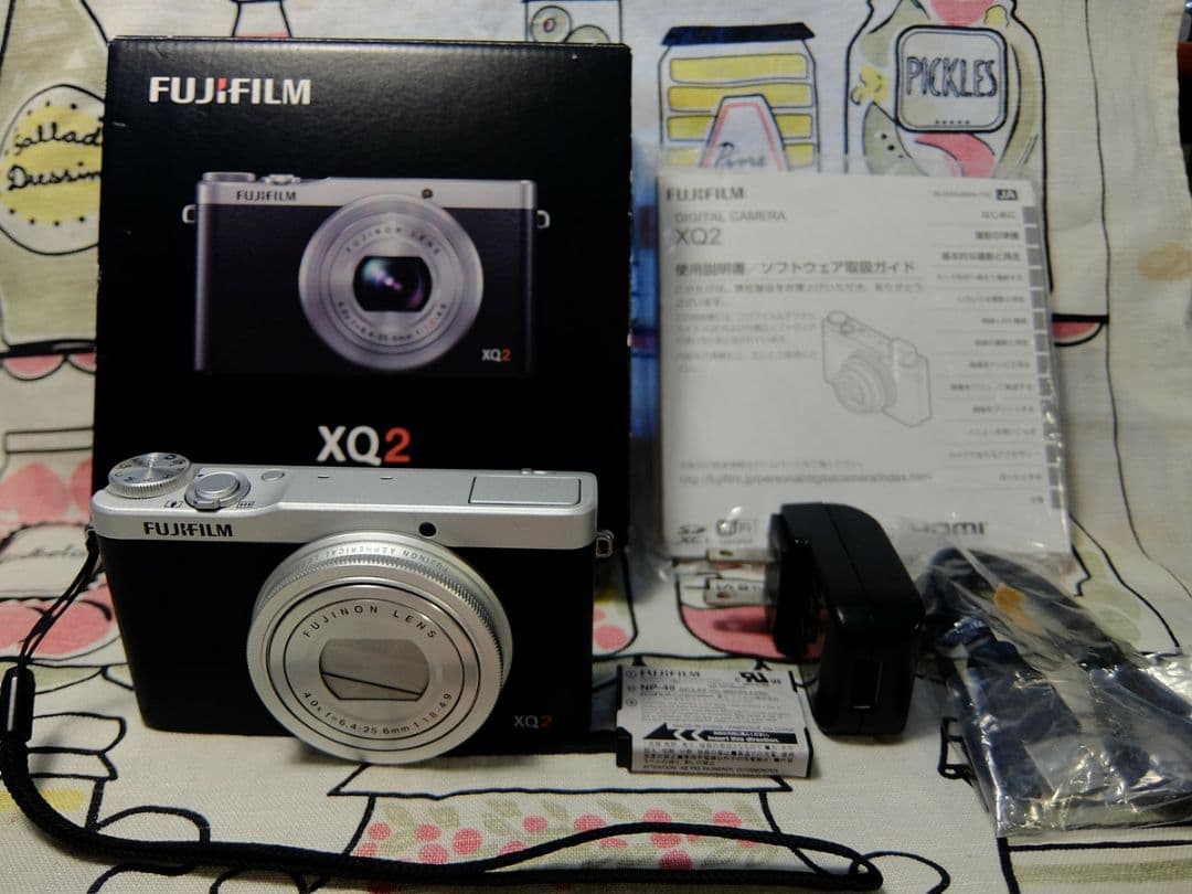 富士フイルム FUJIFILM XQ2 シルバー 中古品 箱付き