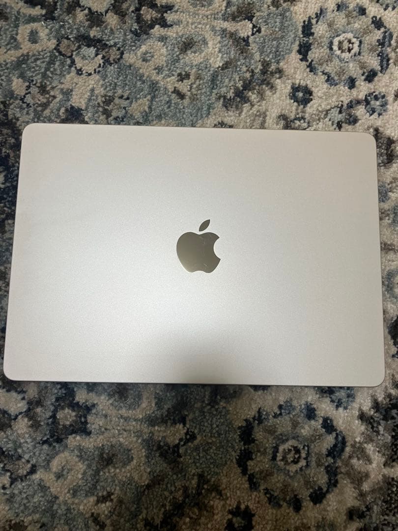 M2 13インチMacbookAir スターライト8GB充電回数5回
