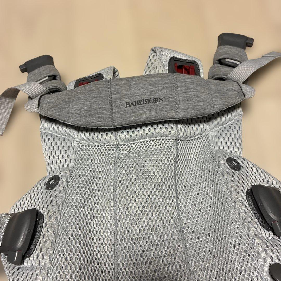 美品　ベビービョルンの抱っこひも　人気のハーモニー　シルバー　BABYBJÖRN