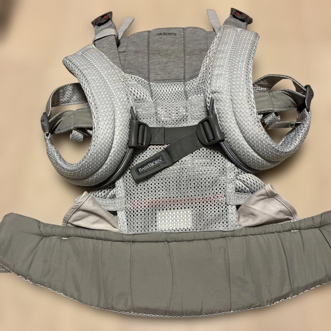 美品　ベビービョルンの抱っこひも　人気のハーモニー　シルバー　BABYBJÖRN
