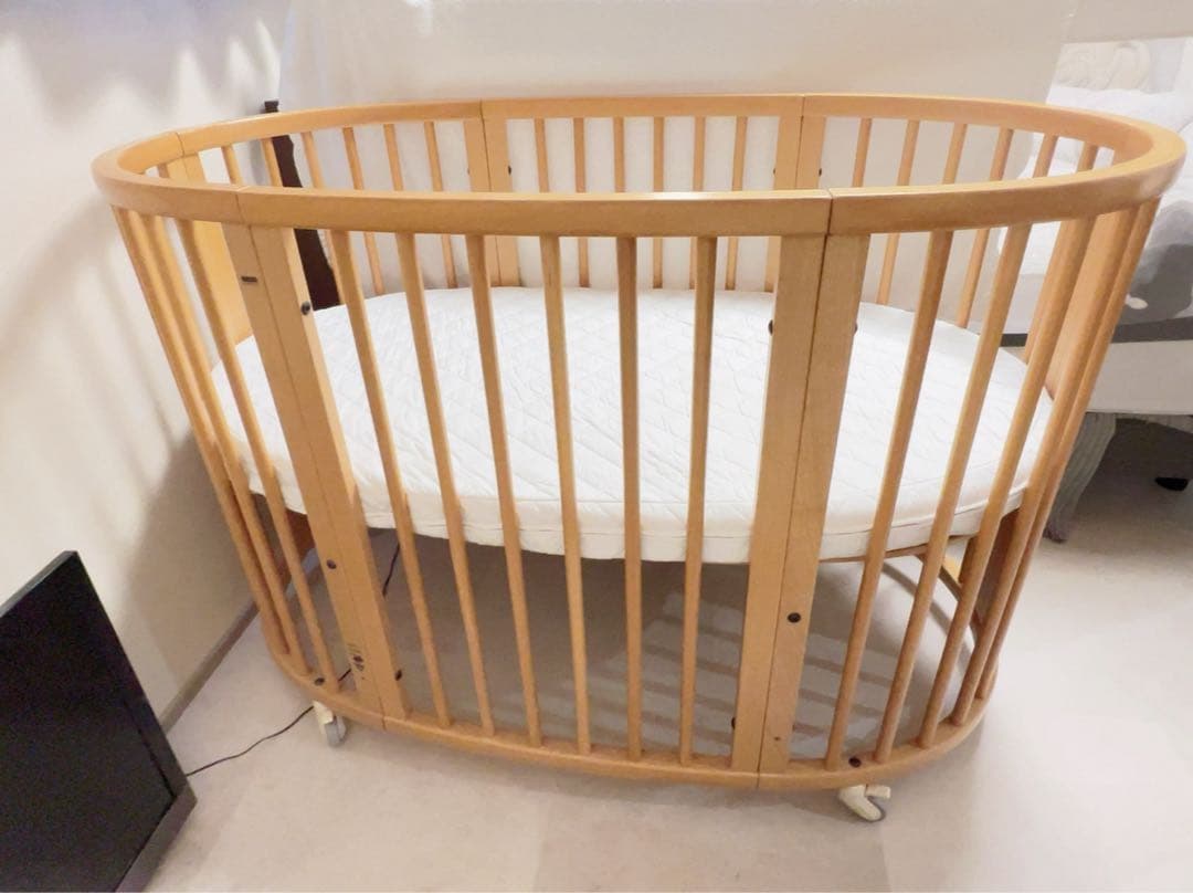 ストッケ　円形木製ベビーベッド