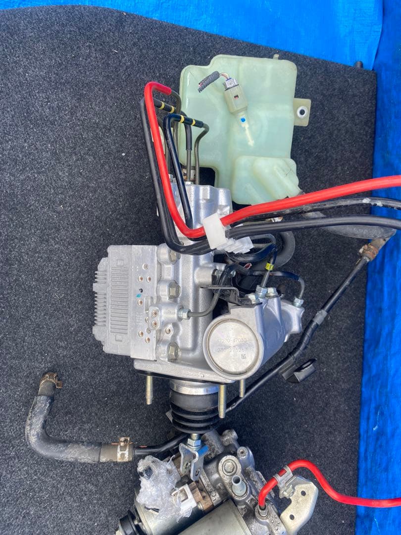 トヨタアクアDAA-NHP10. ABSアクチュエーター