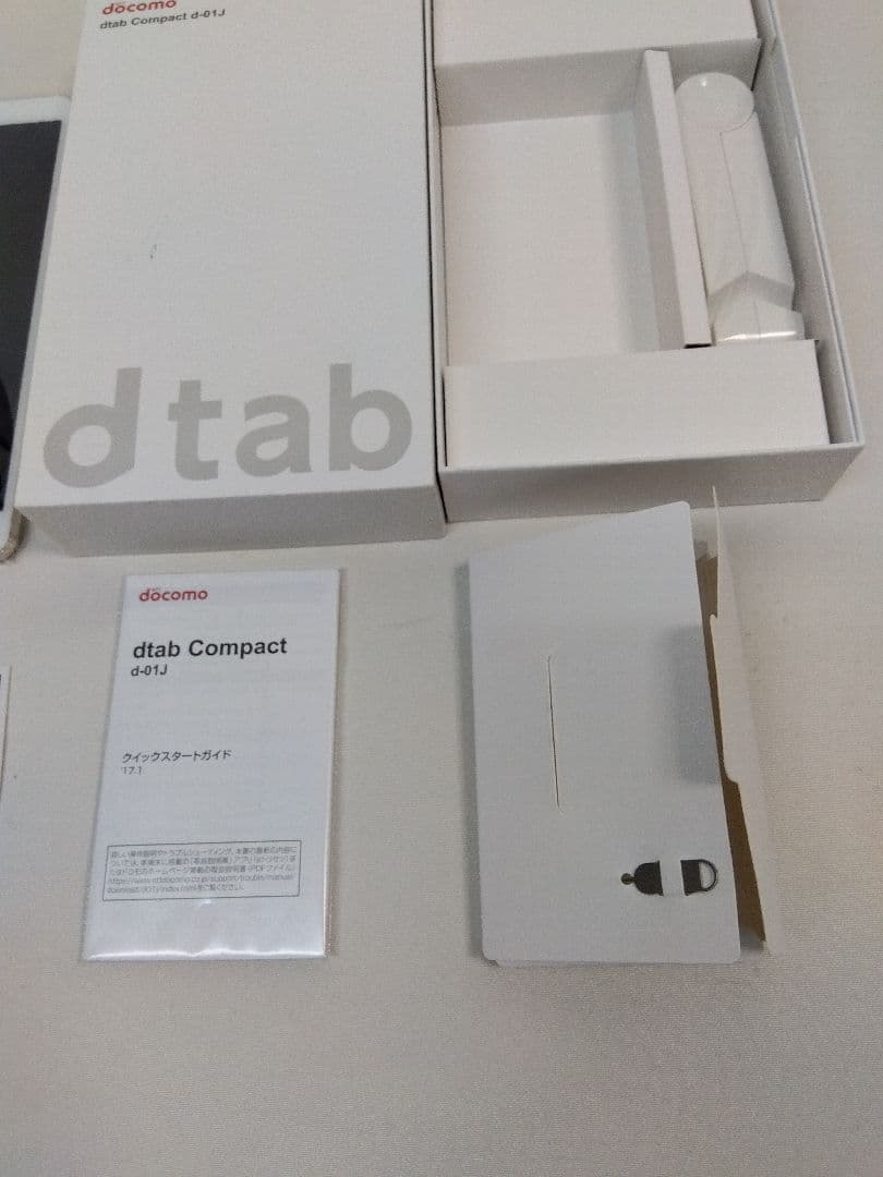 ドコモ　docomo　dtab compact d-01j gold 新品