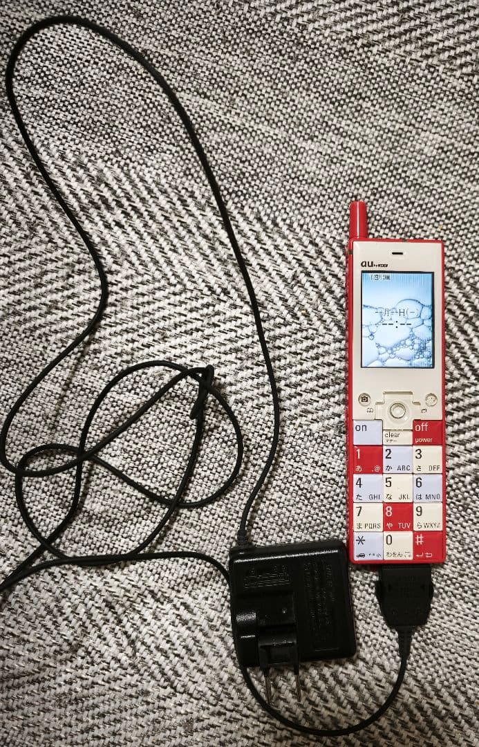 au INFOBAR（インフォバー）初代 錦鯉 ガラケー本体 携帯電話 充電器付